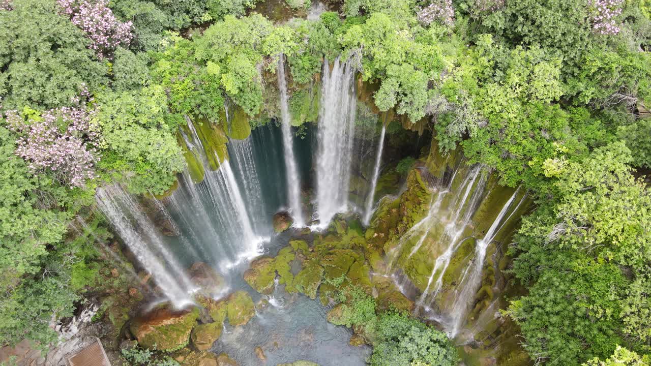 vista de drones de la cascada verde