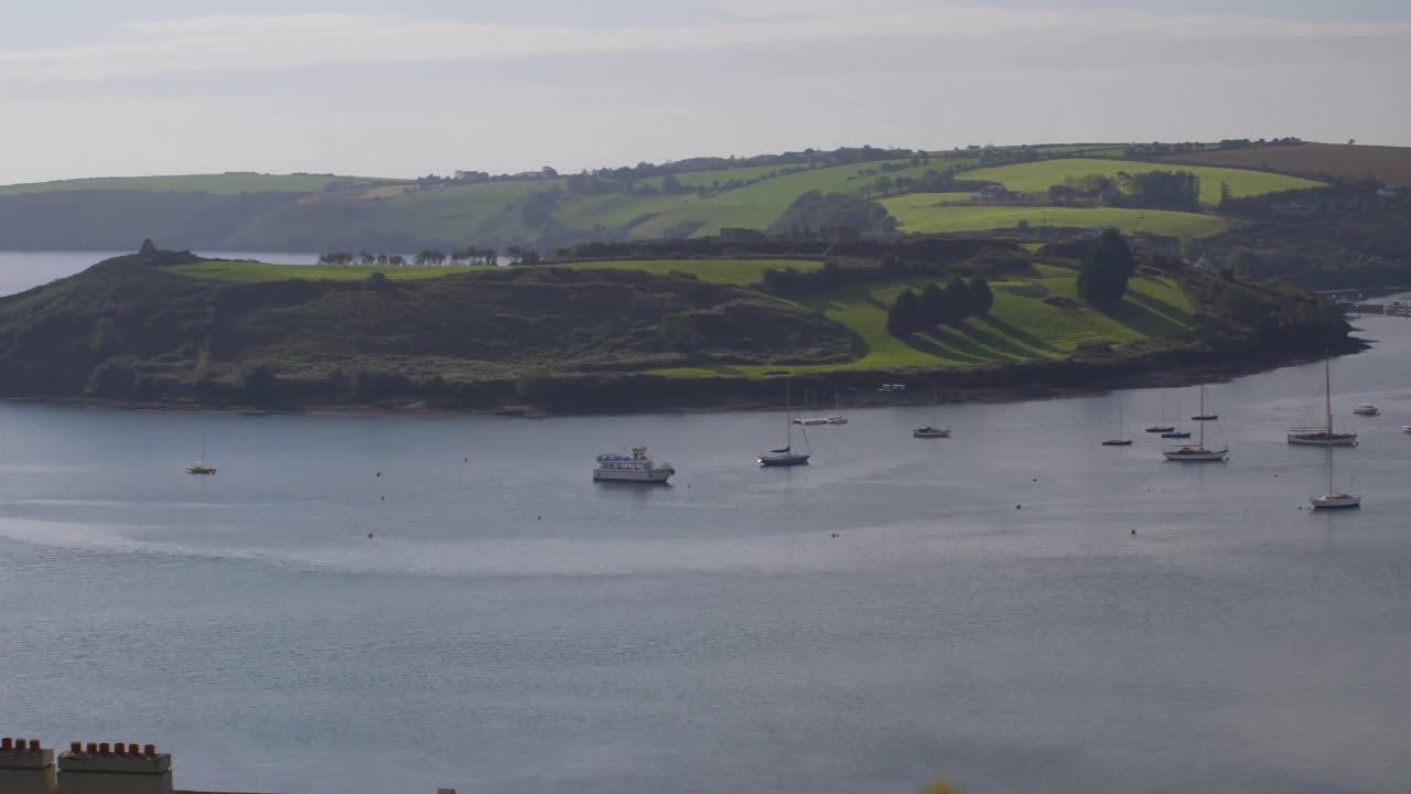 toma panorámica del río que conduce al mar
