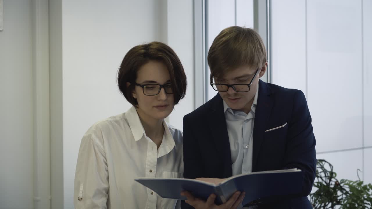 деловые коллеги обсуждают документы в офисе