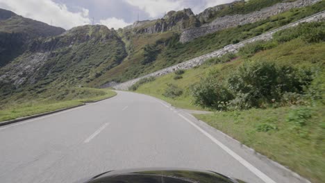 Fahren-Auf-Dem-Grimselpass-In-Der-Schweiz