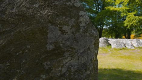 Moss-covered-stone-in-cairn-circle-in-Balnuaran-of-Clava,-Scotland