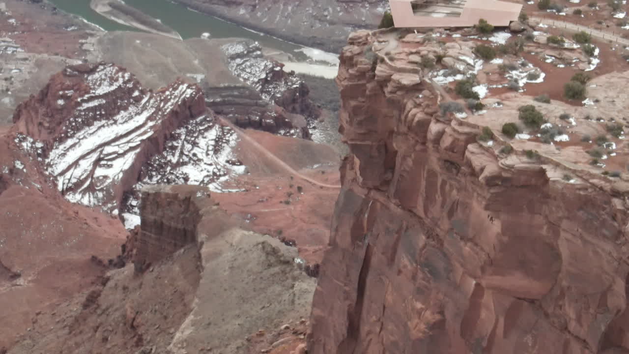 Una ripresa inclinata con drone che rivela scogliere a strapiombo e lontane Canyonlands al Dead Horse State Park, Utah