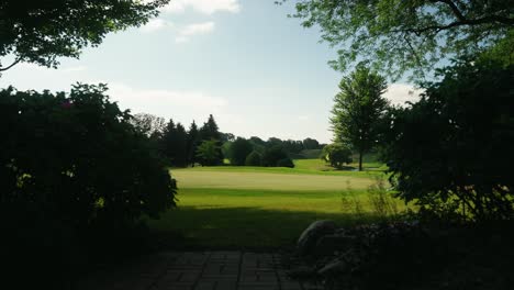 Caminando-Por-Un-Camino-Hacia-Un-Green-En-Un-Hoyo-De-Golf-En-Un-Campo-En-Un-Día-Soleado