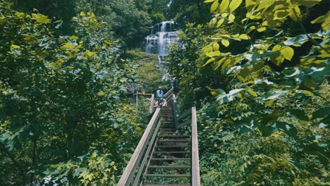 Imágenes-épicas-En-Cámara-Lenta-De-Personas-Caminando-Por-Un-Puente-Hacia-Las-Cataratas-Amicalola,-La-Cascada-Más-Grande-De-Toda-Georgia