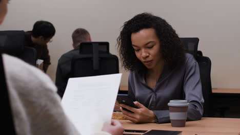 mujer de negocios trabajando y almorzando en la oficina