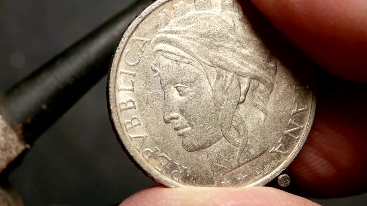 매우 오래된 동전의 근접 사진