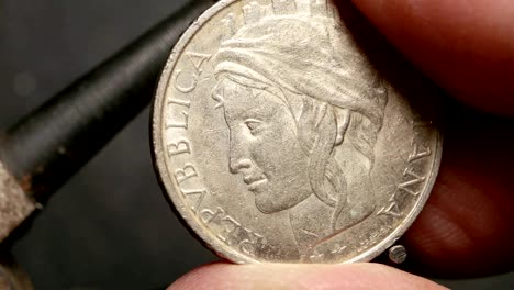 primer plano de monedas muy antiguas