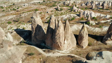 increíbles rocas de chimenea de hadas en goreme, región de capadocia de turquía