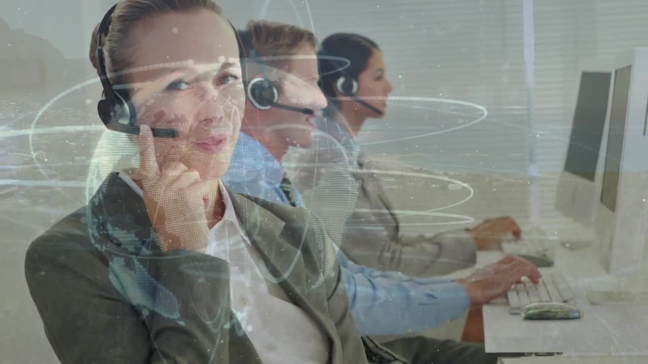 animación del procesamiento de datos sobre diversas personas de negocios que usan auriculares telefónicos