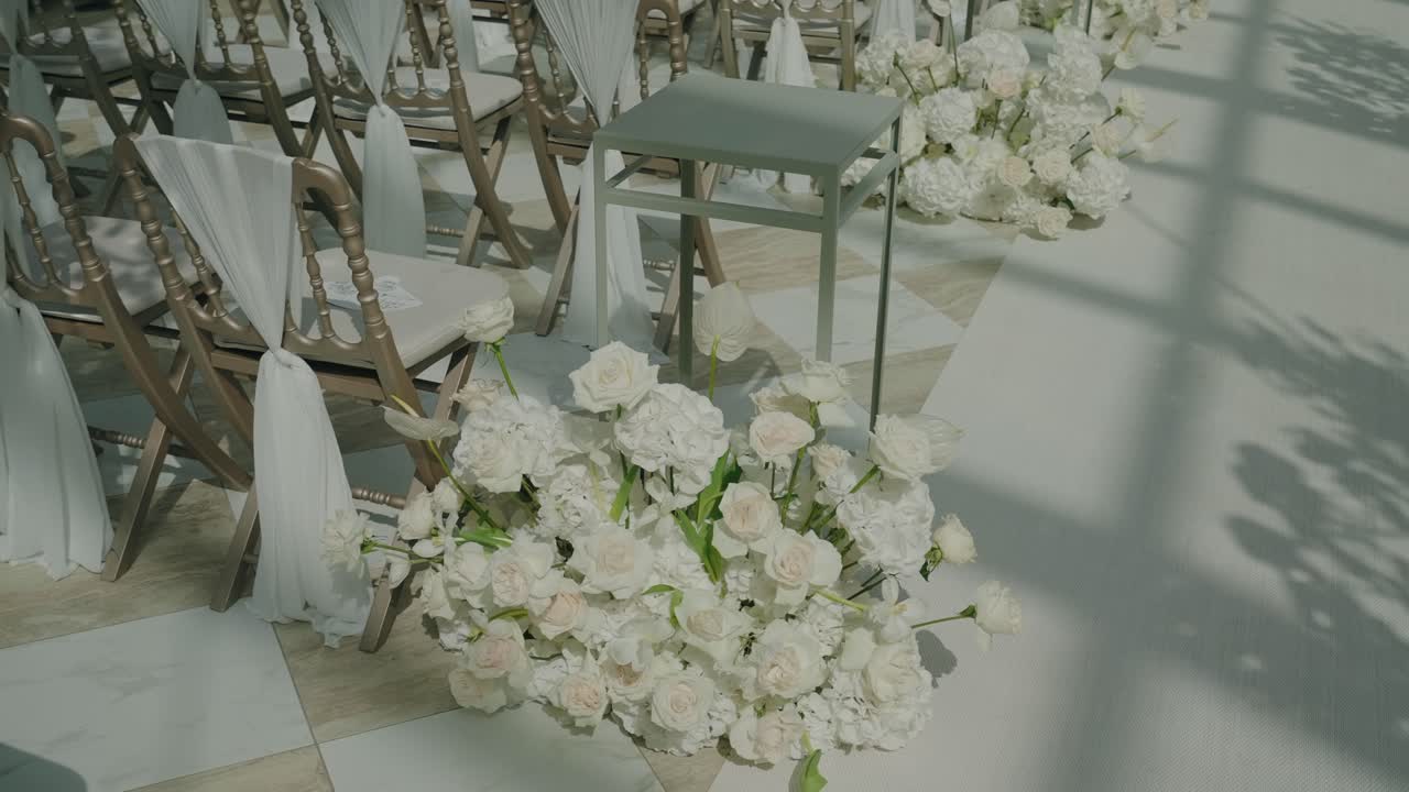 Fiori bianchi delicati che costeggiano una navata nuziale luminosa