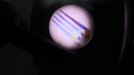 refracción de la luz colorida a través de un objeto de vidrio
