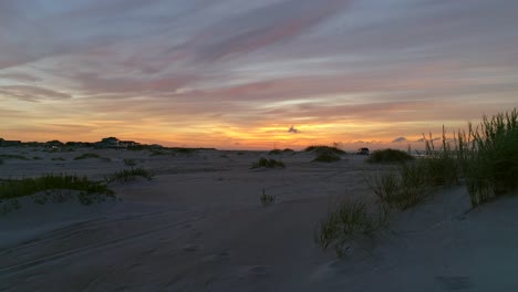 Tiefflug-über-Grasbewachsene-Sanddünen-Am-Bogue-Inlet,-Emerald-Isle-Bei-Sonnenaufgang