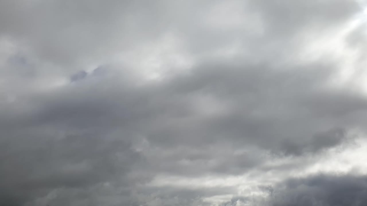 Nubes de lluvia de tormenta de media tarde formándose y mezclándose en el horizonte africano, time-lapse, metraje 4k sin ruido