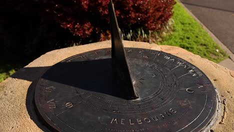 el reloj de sol proyecta sombra en el parque de melbourne.