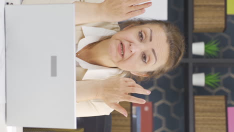 vídeo vertical de una mujer de negocios deprimida, triste y pensativa.