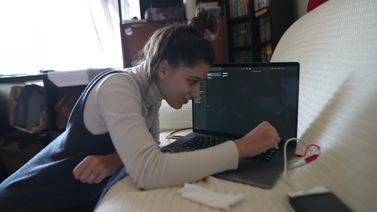 mujer trabajando en la computadora portátil en casa