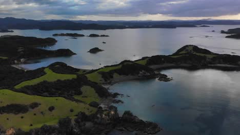 aerial sobre la isla de urupukapuka, que muestra el destino de vacaciones y navegación en la bahía de las islas, nueva zelanda