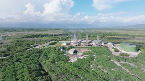 Toma-Aérea-Acercándose-A-Una-Fábrica-Industrial-En-La-Zona-Rural-De-Azua,-República-Dominicana---Subestación-Eléctrica-Central-De-Monte-Río