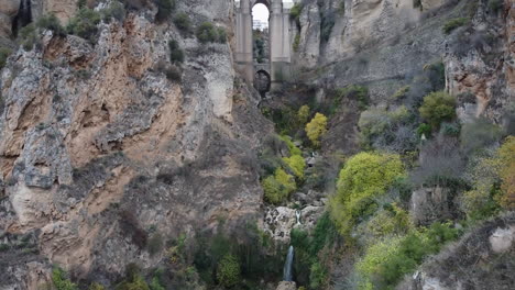 Kippen-Sie-Vom-Grund-Der-Schlucht-Zur-Brücke-Puente-Nuevo-In-Ronda,-Spanien