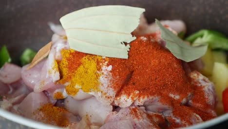 preparación de curry de pollo