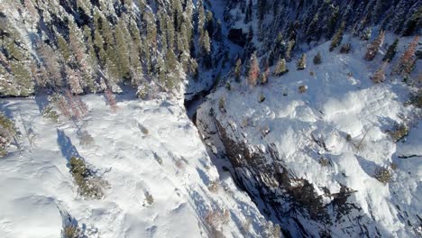 Vistas-Aéreas-De-Drones-De-Un-Cañón-Con-Hielo-Fuera-De-Ouray,-Colorado