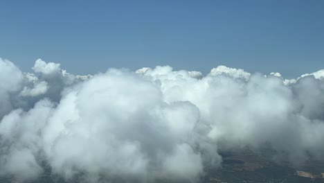 la perspectiva de un piloto: volando a través de una pequeña nube cúmulo en un cielo caluroso de verano