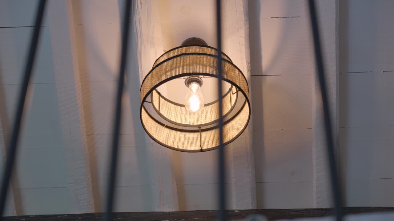 la lámpara colgante ilumina la habitación mientras cuelga del techo blanco