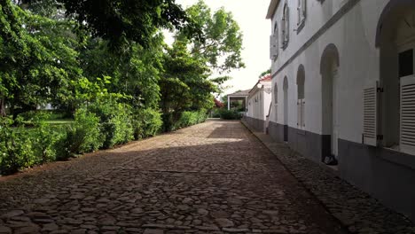 Sobrevuelo-Con-Drones-Sobre-El-Pintoresco-Hotel-Boutique-Roça-Sundy-En-Isla-Príncipe,-Santo-Tomé-Y-Príncipe