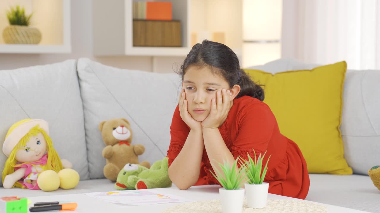 Bambina depressa, infelice e triste a casa.