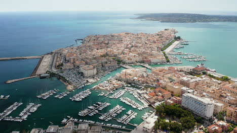 Vista-Aérea-De-Isola-Di-Ortigia-Y-Puerto-Deportivo-De-Siracusa-En-Sicilia,-Italia