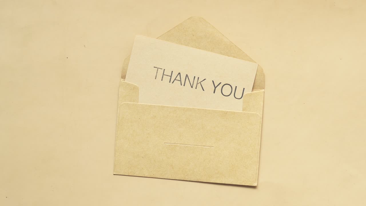 나무 테이블에 감사 메시지와 봉투