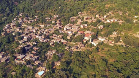 Langsamer-Luftschwenk-über-Alten-Bergdorfhäusern-Und-Der-Kirche-Von-Kovachevitsa-Rhodopes-Bulgarien