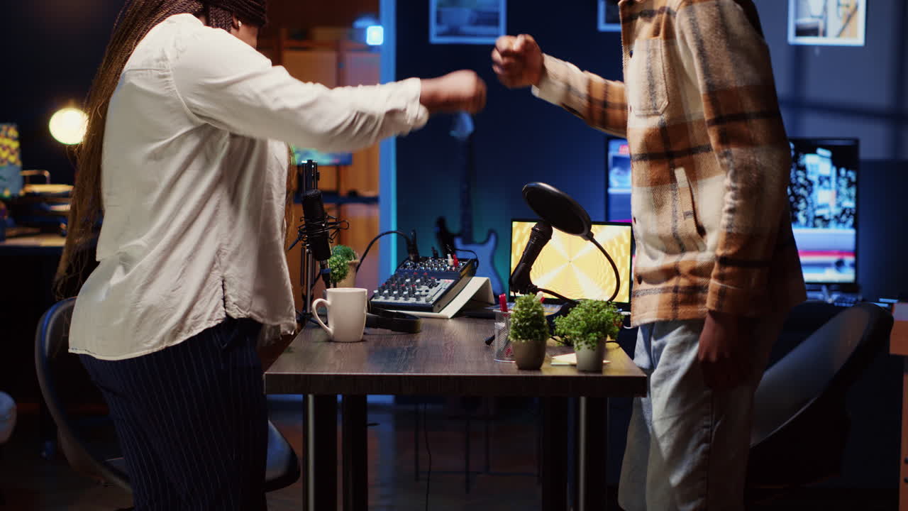 흥미로운 이야기를 나누기 위해 스튜디오에 도착한 캐스트 게스트와 진행자