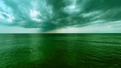 Bewölkter-Himmel-Und-Wolken-über-Ruhigem-Meer-Mit