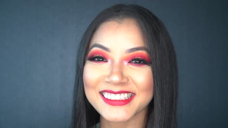hermosa chica asiática sonriendo y peinándose de cerca
