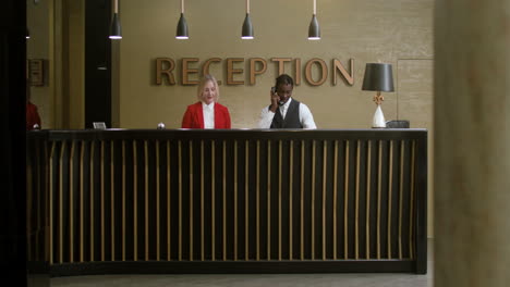 recepcionistas del hotel en el mostrador de recepción