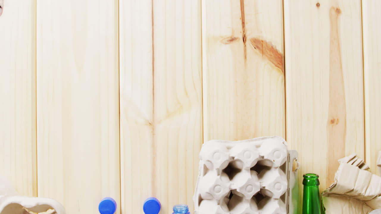 나무 바탕에 종이, 플라스틱 및 유리 쓰레기의 근접, 복사 공간