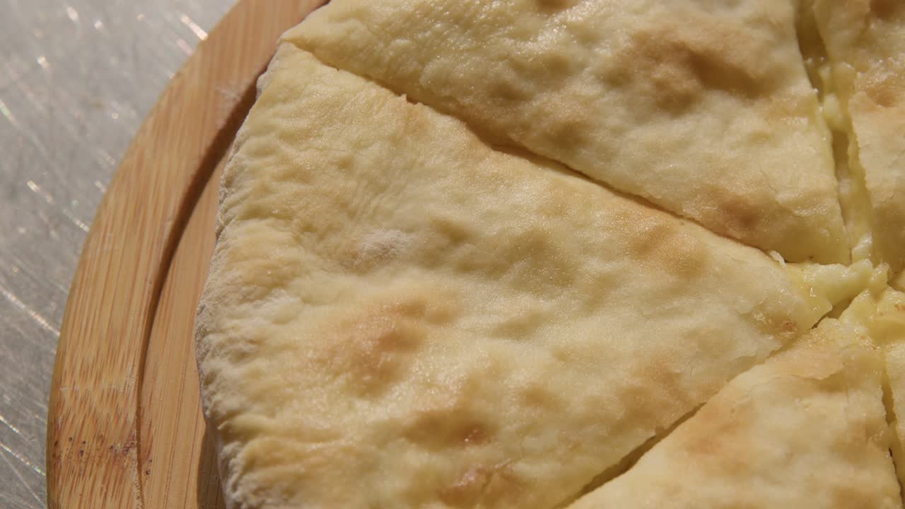 pan plano georgiano relleno de queso recién horneado khachapuri imeruli, primer plano