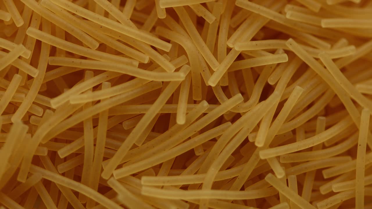 pasta seca de primer plano girar en un círculo