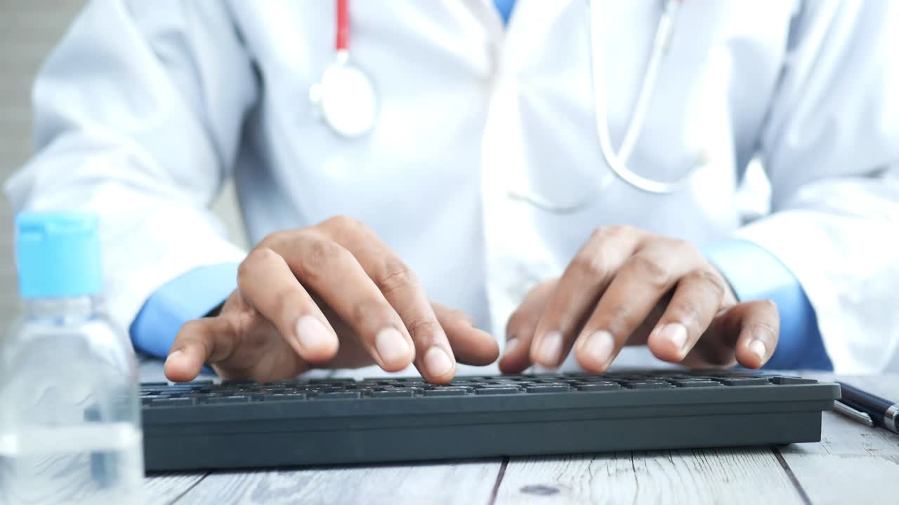 médico trabajando en computadora