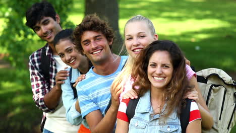 Estudiantes-Felices-Sonriendo-A-La-Cámara-Juntos