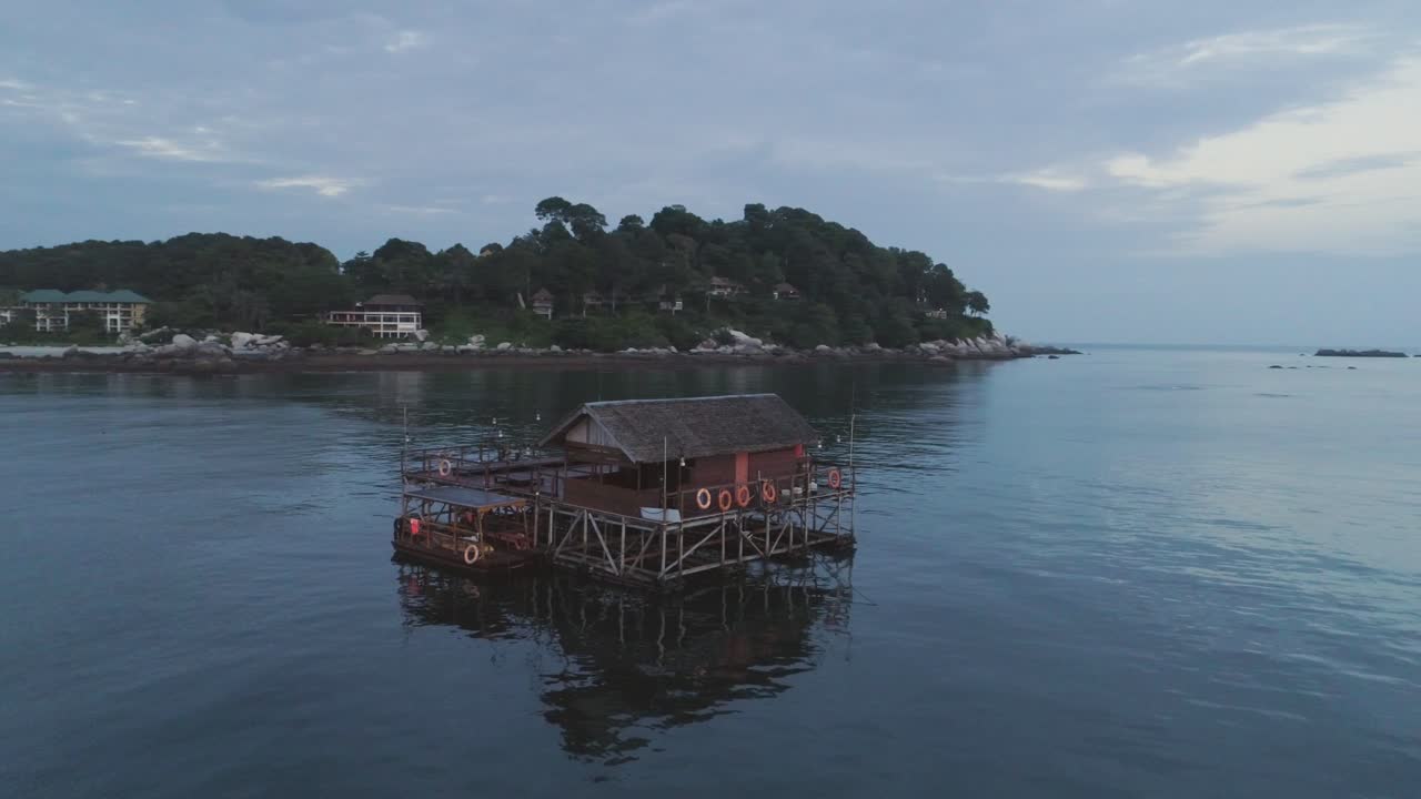 casa flotante en la isla tropical