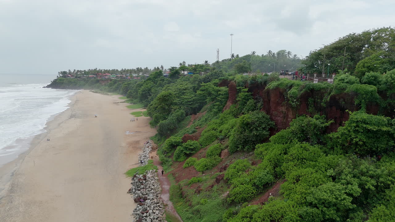 línea de costa de varkala cliff beach, vista de drone de varkala beach desde la parte superior del acantilado también conocida como playa papanasham, thiruvananthapuram, kerala, india