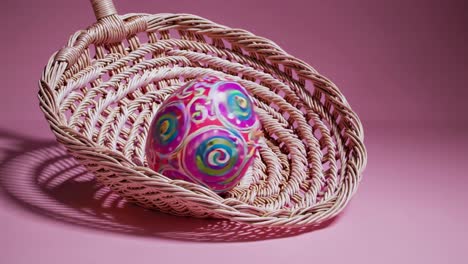 huevo de pascua decorado en una canasta de mimbre