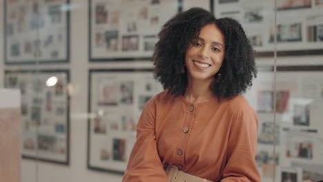 Gesicht,-Afro-Und-Lächeln-Mit-Einer-Geschäftsfrau