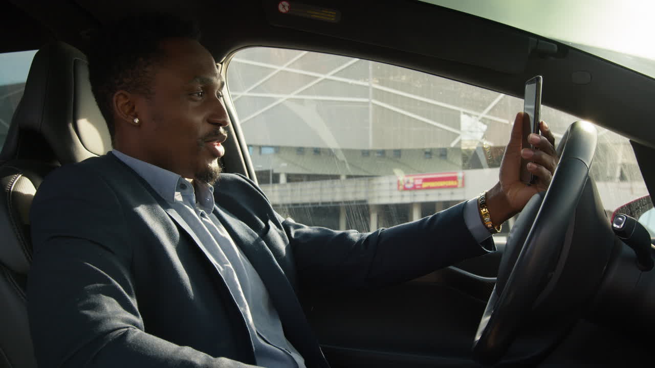 운전 중 스마트폰을 사용하는 사업가