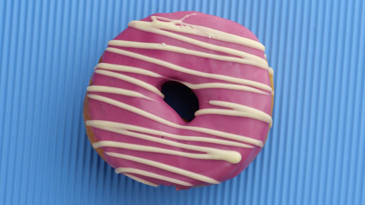 el donut glazado de primer plano.