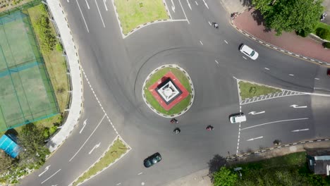 Vista-Aérea-De-Arriba-Hacia-Abajo-Girando-Sobre-Una-Rotonda-Concurrida-Con-Tuk-Tuks,-Rickshaws-Y-Automóviles-Circulando-En-Galle,-Sri-Lanka