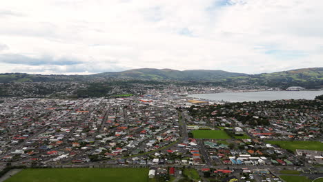 paisaje urbano aéreo del área urbana en la ciudad de dunedin en nueva zelanda, a la cabeza del puerto de otago en la costa sureste de la isla sur