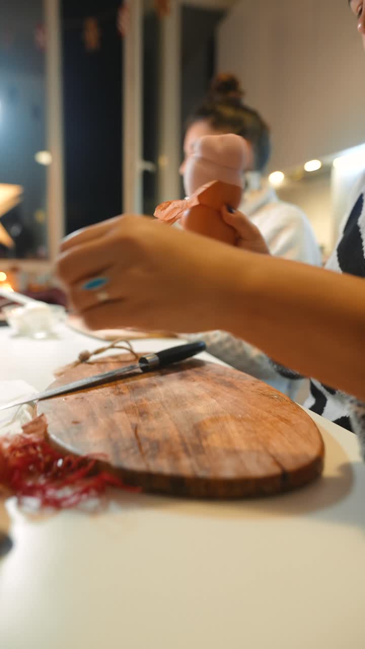Persone che preparano il cibo in cucina